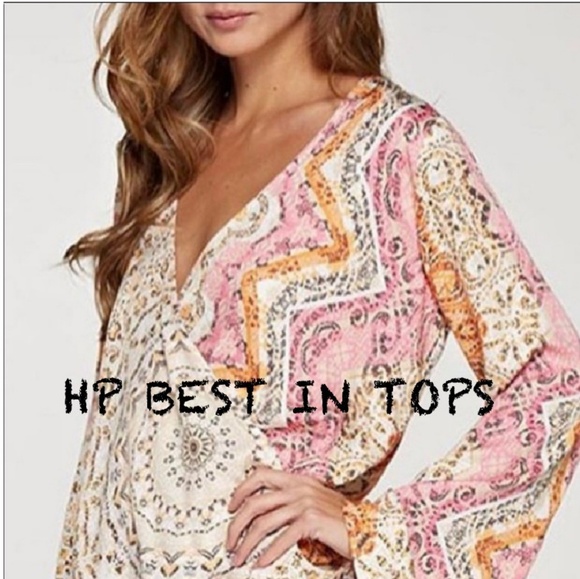 lovestitch Tops - HPLovestotch  V neck Top size M NWOT